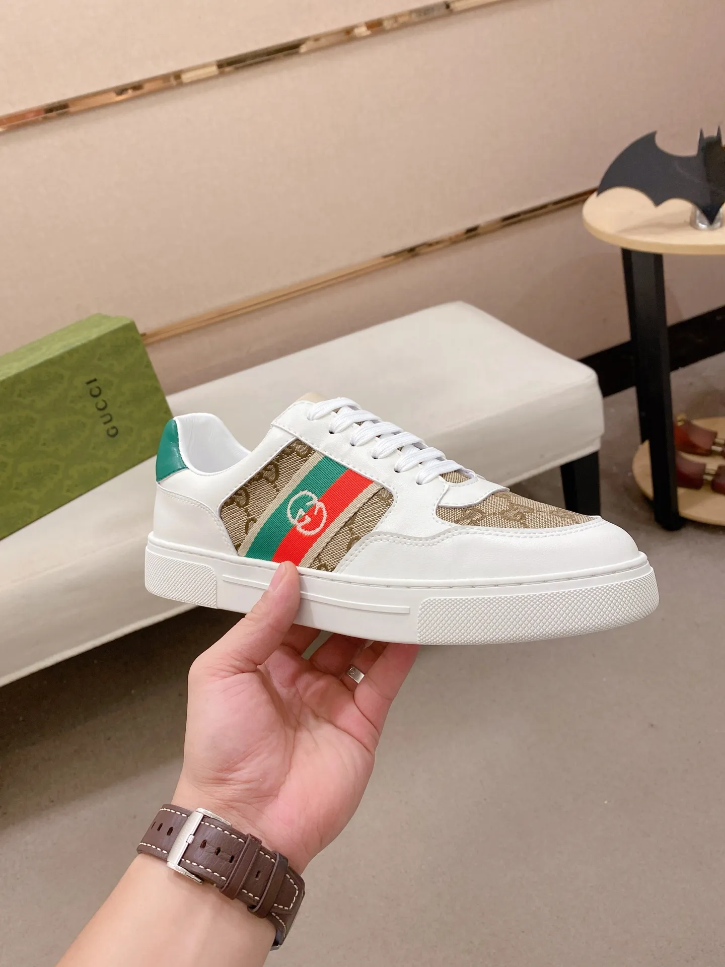 Men's shoes💰 440💰The new GUCCI (Gucci) counters are launched simultaneously. The new men's shoes, 😘fabrics are selected from imported cowhide, and the lining is sheepskin lining. 👍🏿 High-end ☄️ air-cushion molded anti-slip rubber outsole, exquisite lines, simple and elegant, comfortable and high-end for leisure travel. Code number: 38 to 44 (45 can be customized and cannot be returned or exchanged)